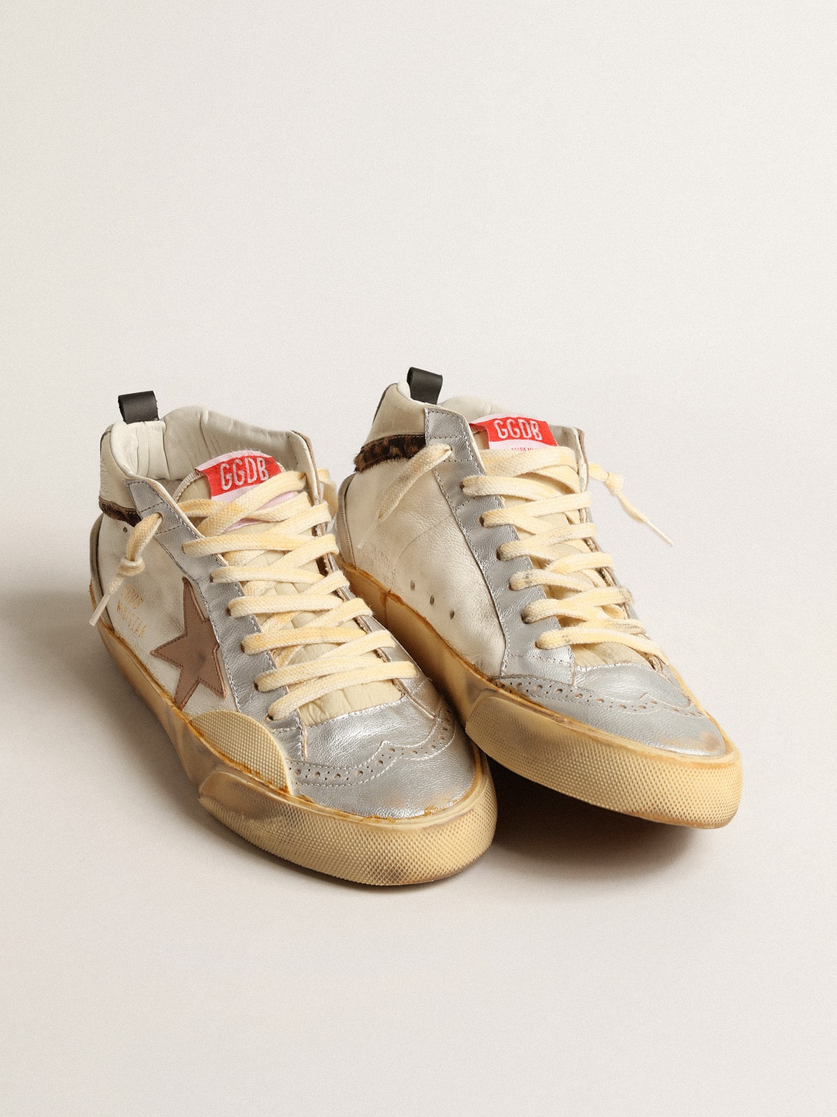 Golden Goose - Mid Star LTD mit Ledereinsätzen in Silber-Metallic und rotem Stern in 