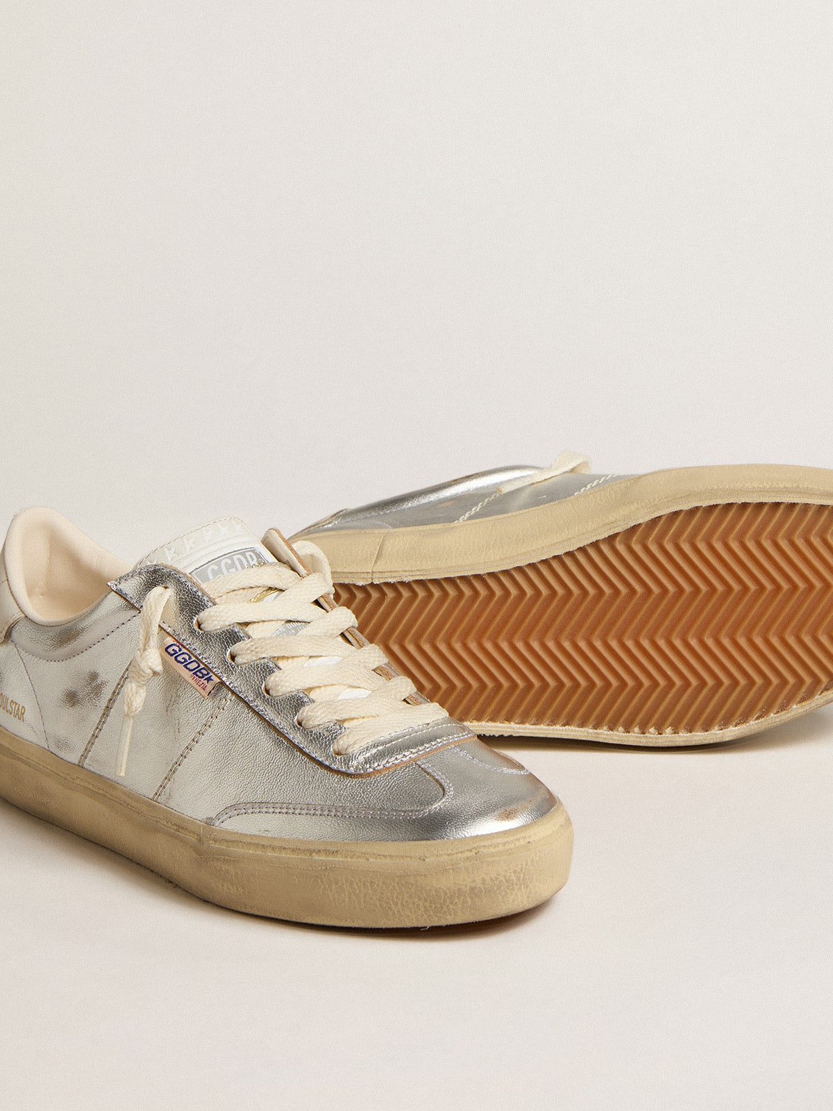 Golden Goose - Soul Star Donna in pelle laminata argento con talloncino bianco in 