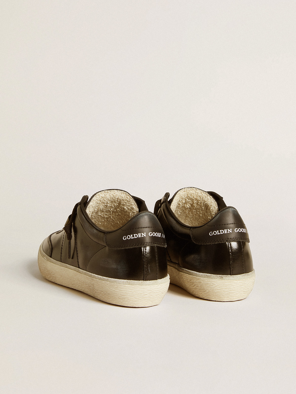 Golden Goose - Soul Star Feminino de couro envernizado preto com talão de couro preto in