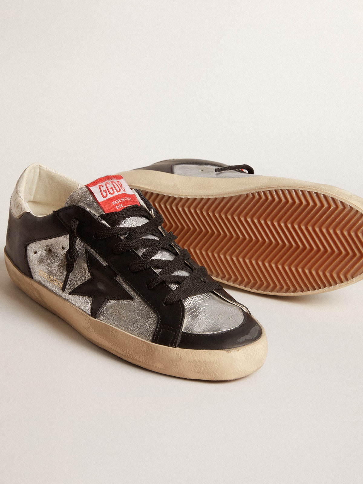 Golden Goose - Super-Star LTD de piel laminada con estrella y aplicaciones de piel negra in 