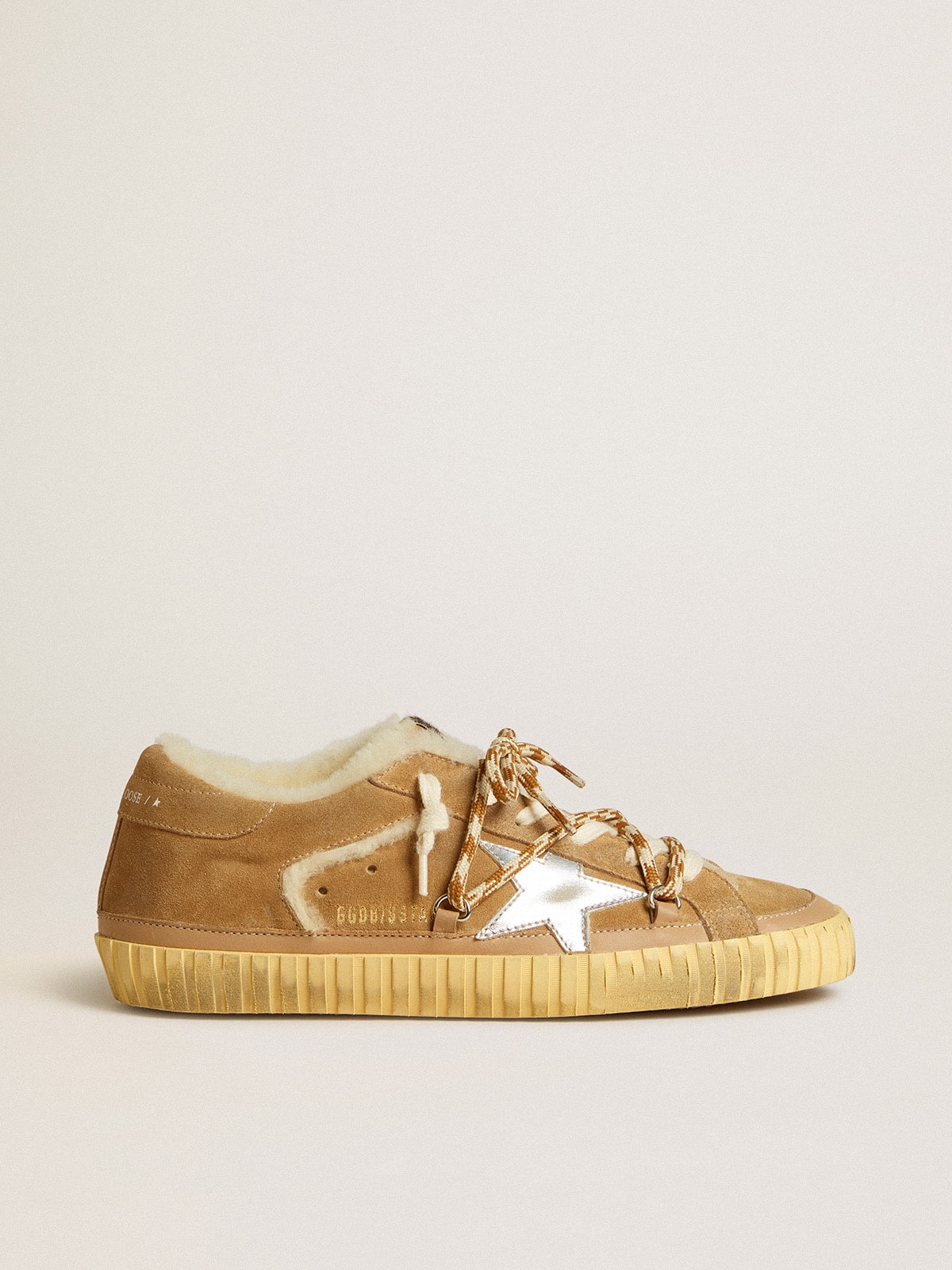 Golden Goose - Super-Star aus beigefarbenem Rauleder und Shearling mit Stern aus Metallic-Leder in 