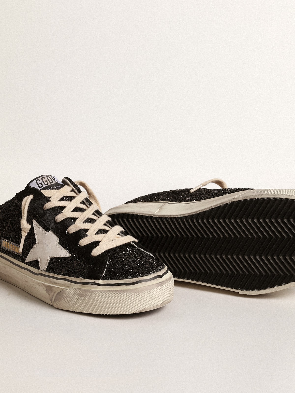 Golden Goose - Mules Super-Star con purpurina negra y estrella bio-based blanca in 