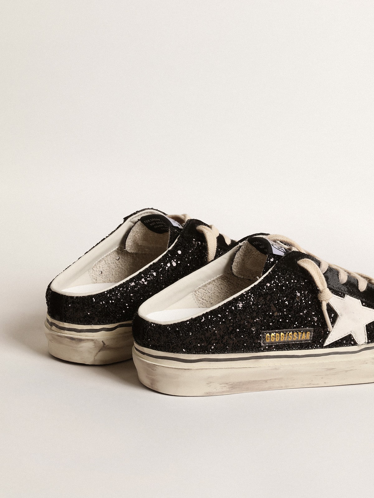 Golden Goose - Mules Super-Star con purpurina negra y estrella bio-based blanca in 