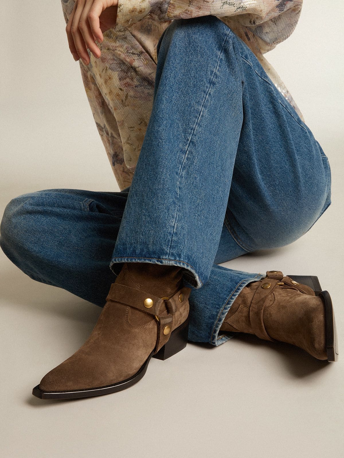 Golden Goose - Stivali Debbie bassi in suede color tortora con fibbia rimovibile in 