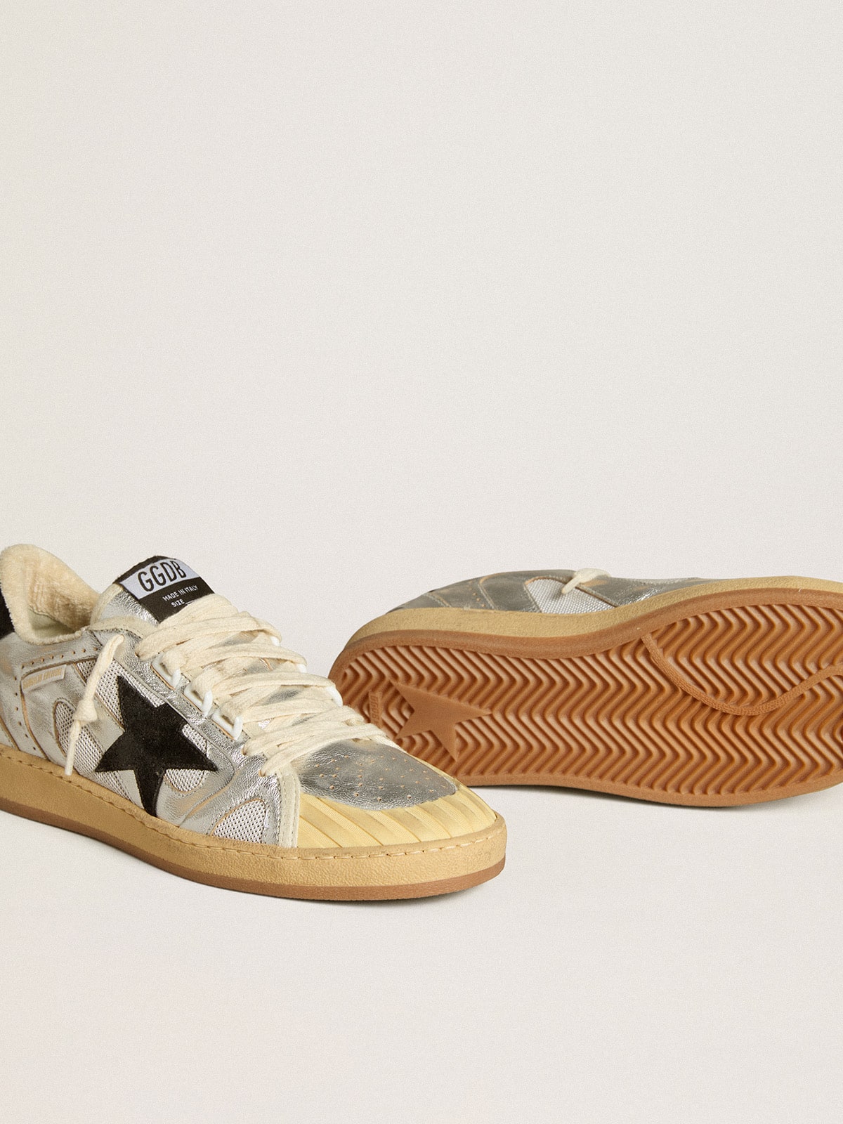 Golden Goose - Ball Star LAB aus silberfarbenem Leder mit Stern und Ferse aus schwarzem Rauleder in 