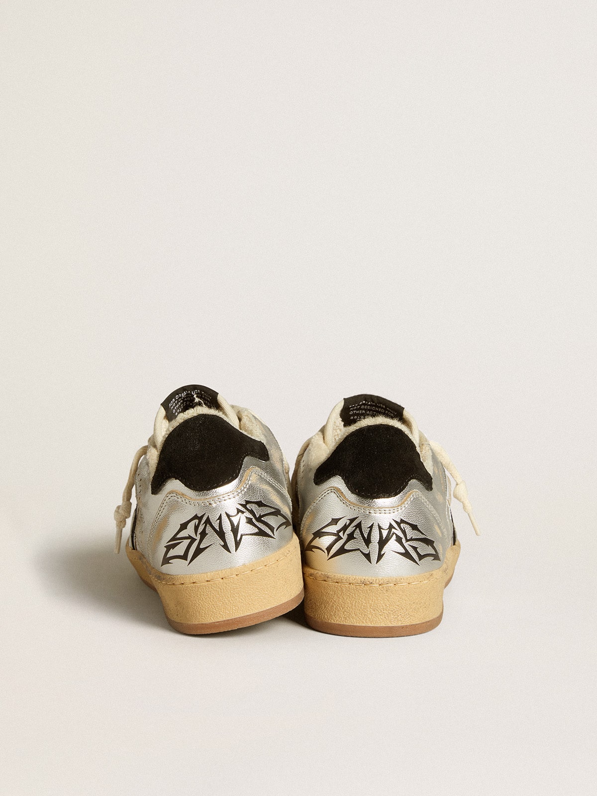 Golden Goose - Ball Star LAB aus silberfarbenem Leder mit Stern und Ferse aus schwarzem Rauleder in 