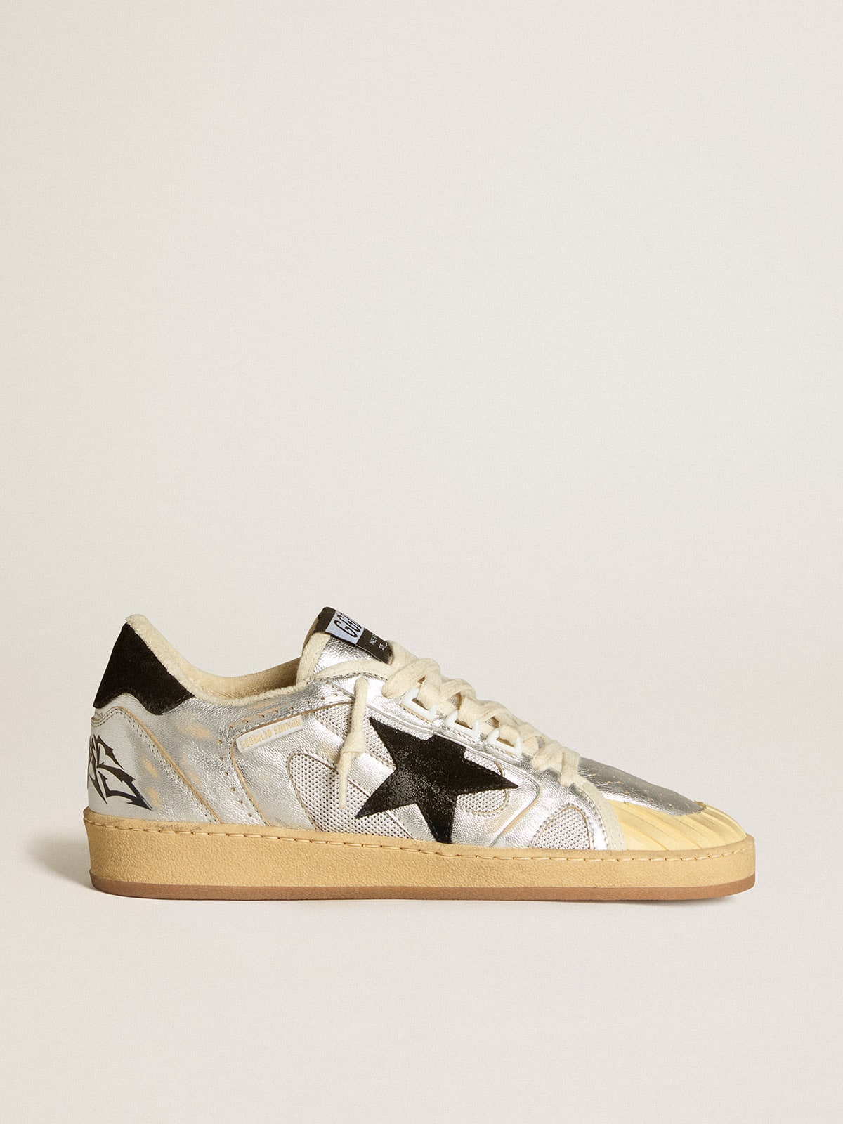 Golden Goose - Ball Star LAB aus silberfarbenem Leder mit Stern und Ferse aus schwarzem Rauleder in 