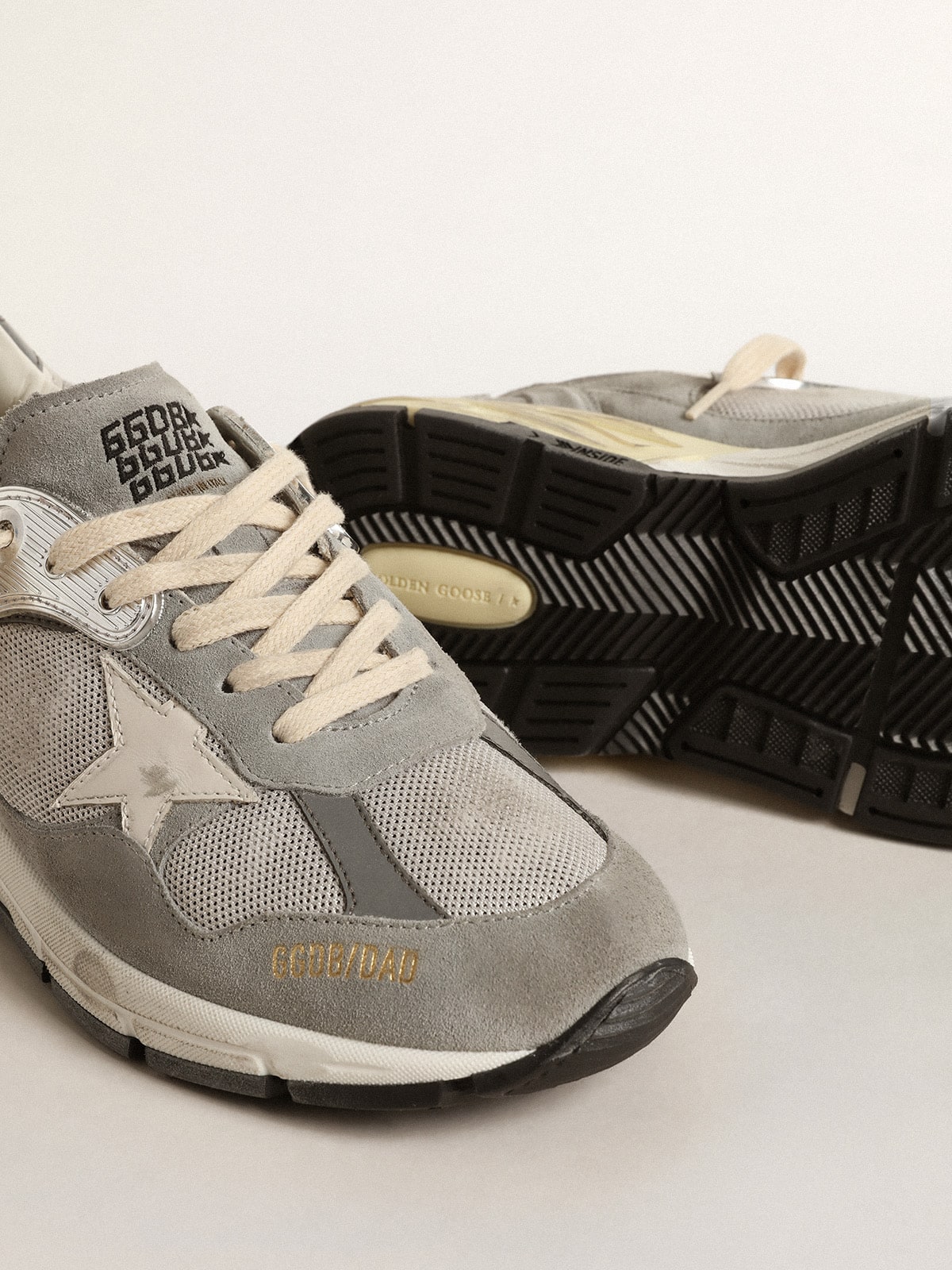 Golden Goose - Dad-Star en daim et résille argentée avec étoile et contrefort en cuir blanc in 