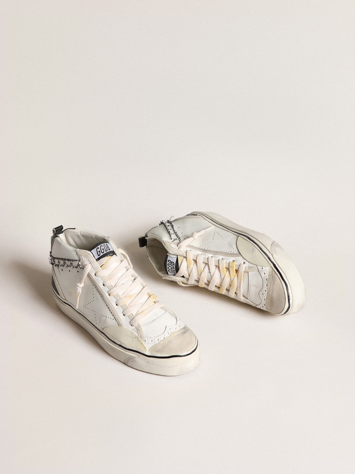 Golden Goose - Mid Star LAB con estrella perforada y detalle de «coma con estrellas recortadas in 