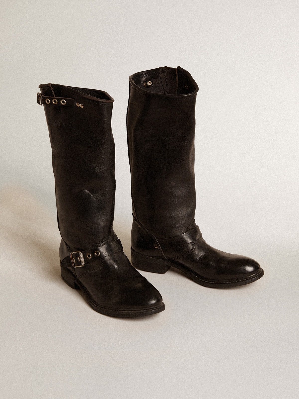 Golden Goose - Botas Biker de cano alto de couro preto com tachas e fivelas prateadas in 