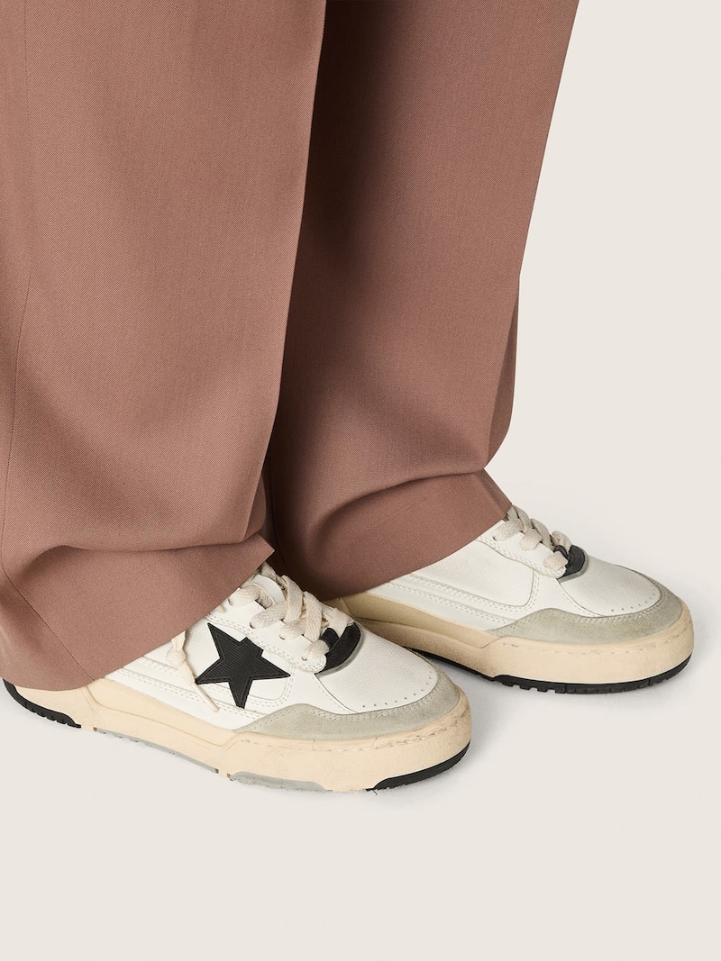 Golden Goose - Forty2 de mujer con estrella texturizada negra y refuerzo del tal&oacute;n de piel negra in 
