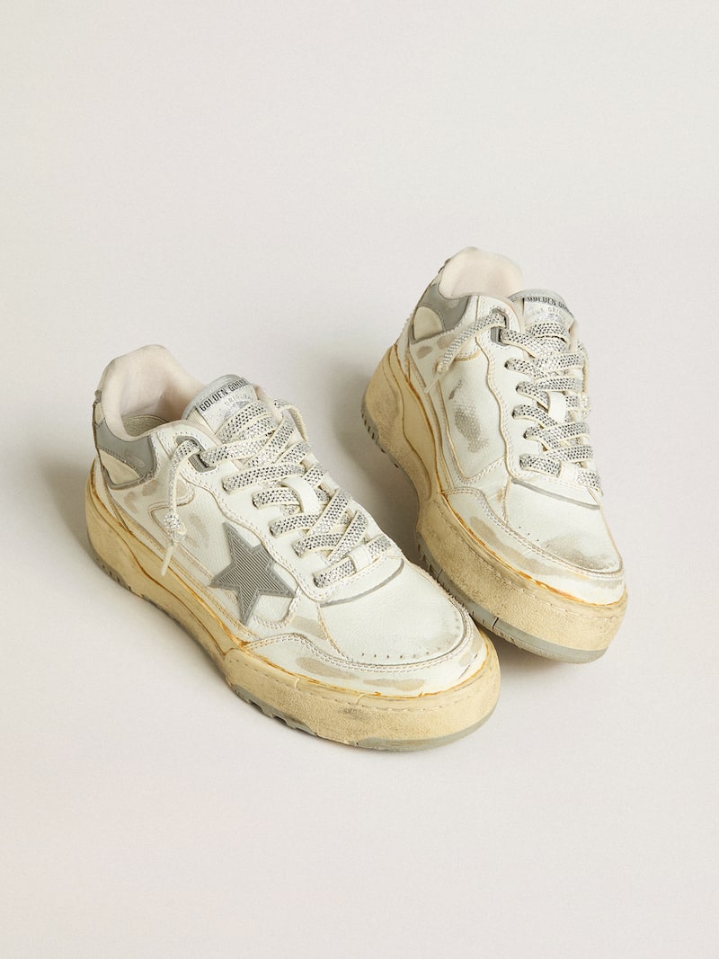 Golden Goose - Forty2 de mujer de piel blanca y cordones con cristales Swarovski y estrella gris in 