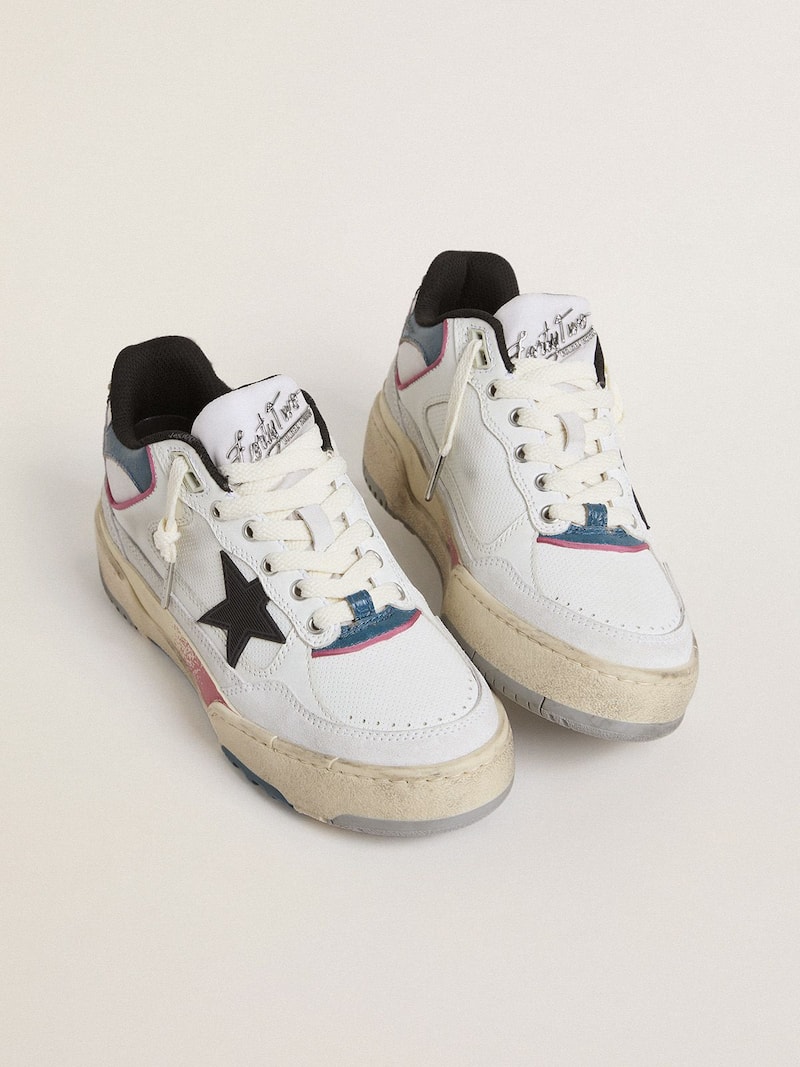 Golden Goose - Forty2 de mujer con estrella negra y refuerzo del tal&oacute;n de piel laminada plateada in 