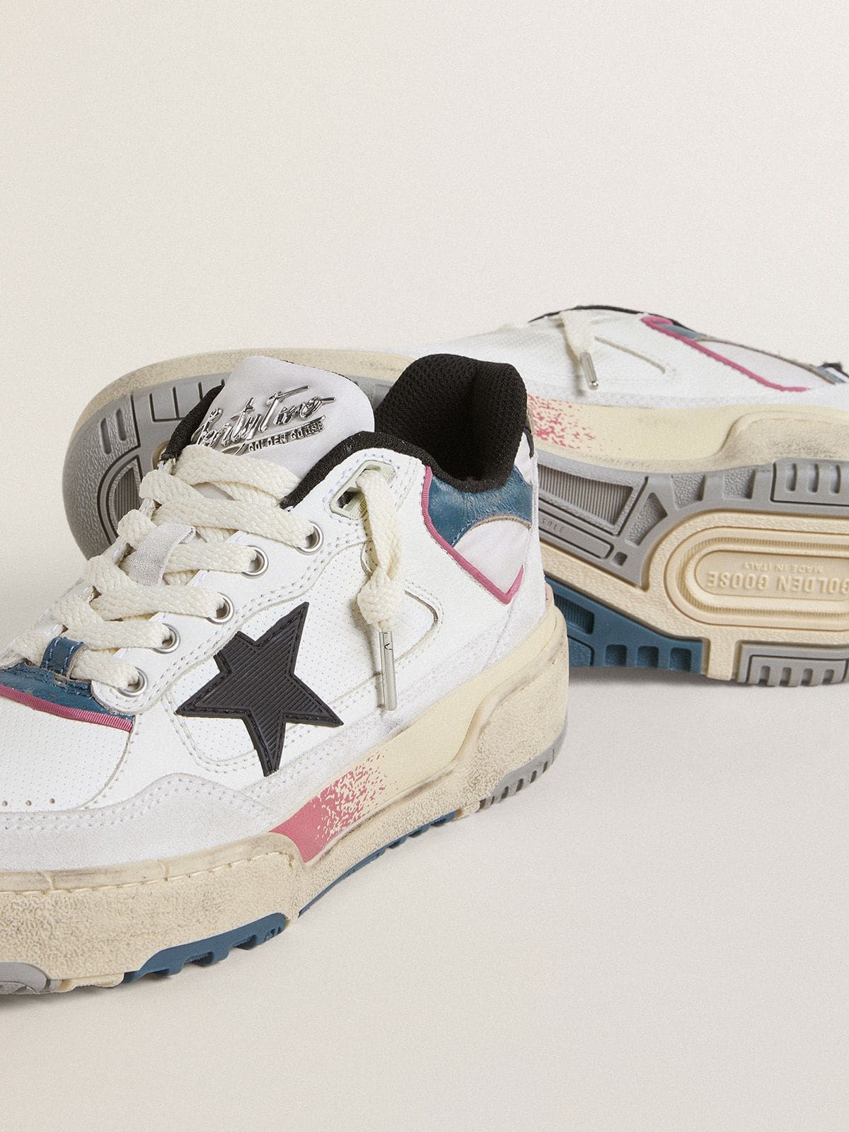 Golden Goose - Forty2 de mujer con estrella negra y refuerzo del talón de piel laminada plateada in 
