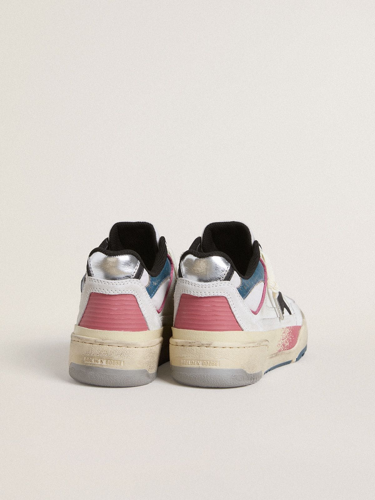 Golden Goose - Forty2 de mujer con estrella negra y refuerzo del talón de piel laminada plateada in 