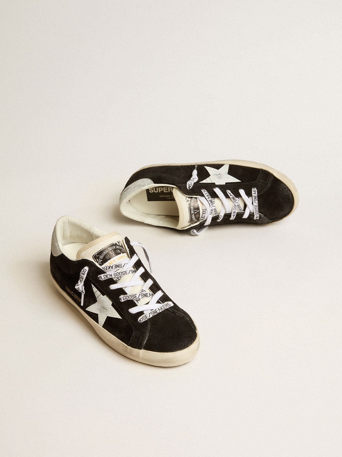 Golden Goose - Super-Star Donna LTD in suede nero con stella stampata bianca e talloncino in glitter argento in 