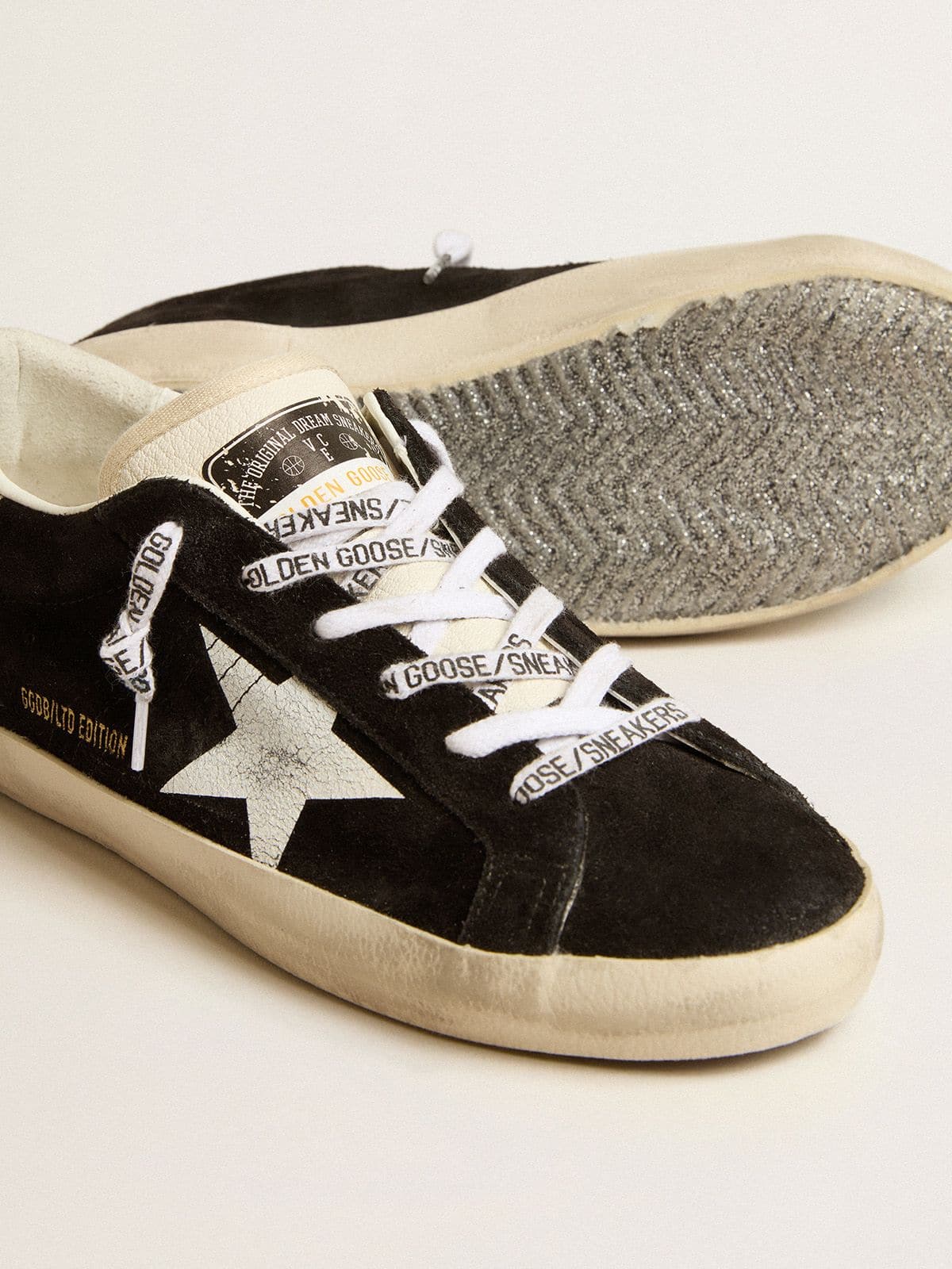 Golden Goose - Super-Star Donna LTD in suede nero con stella stampata bianca e talloncino in glitter argento in 