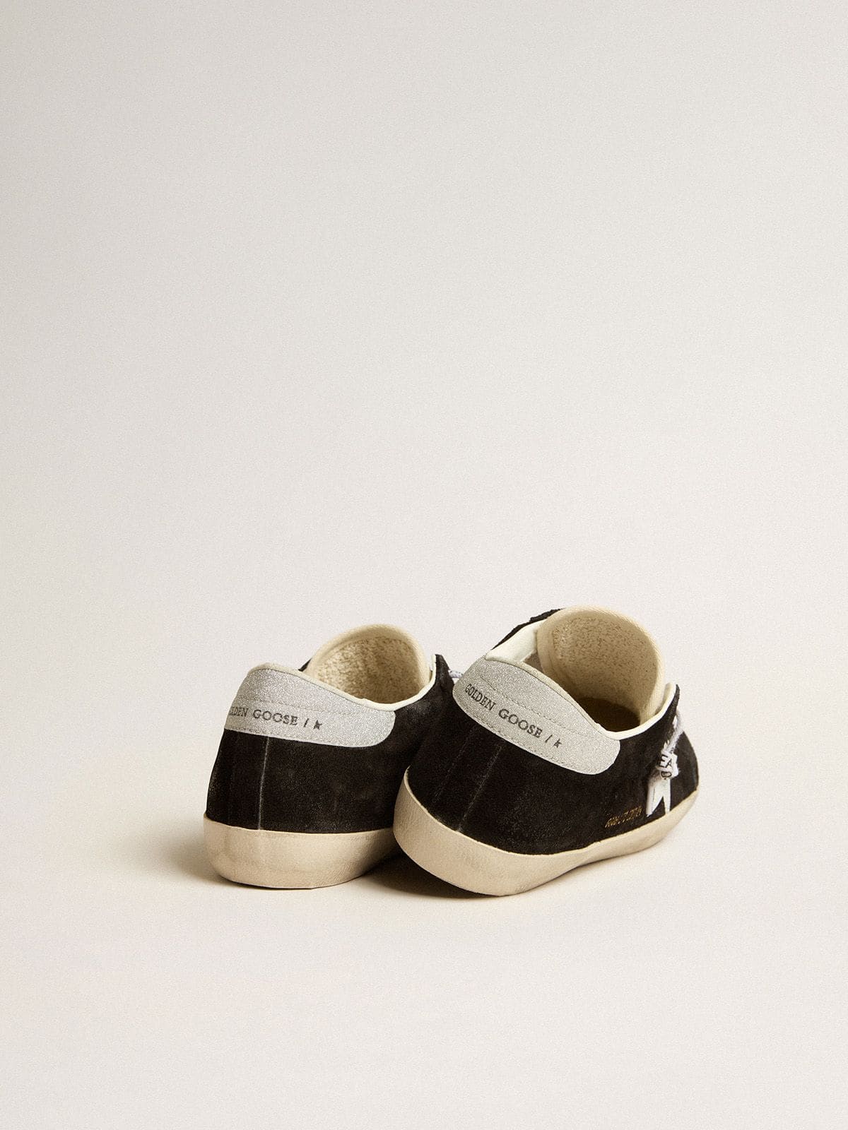 Golden Goose - Super-Star Donna LTD in suede nero con stella stampata bianca e talloncino in glitter argento in 