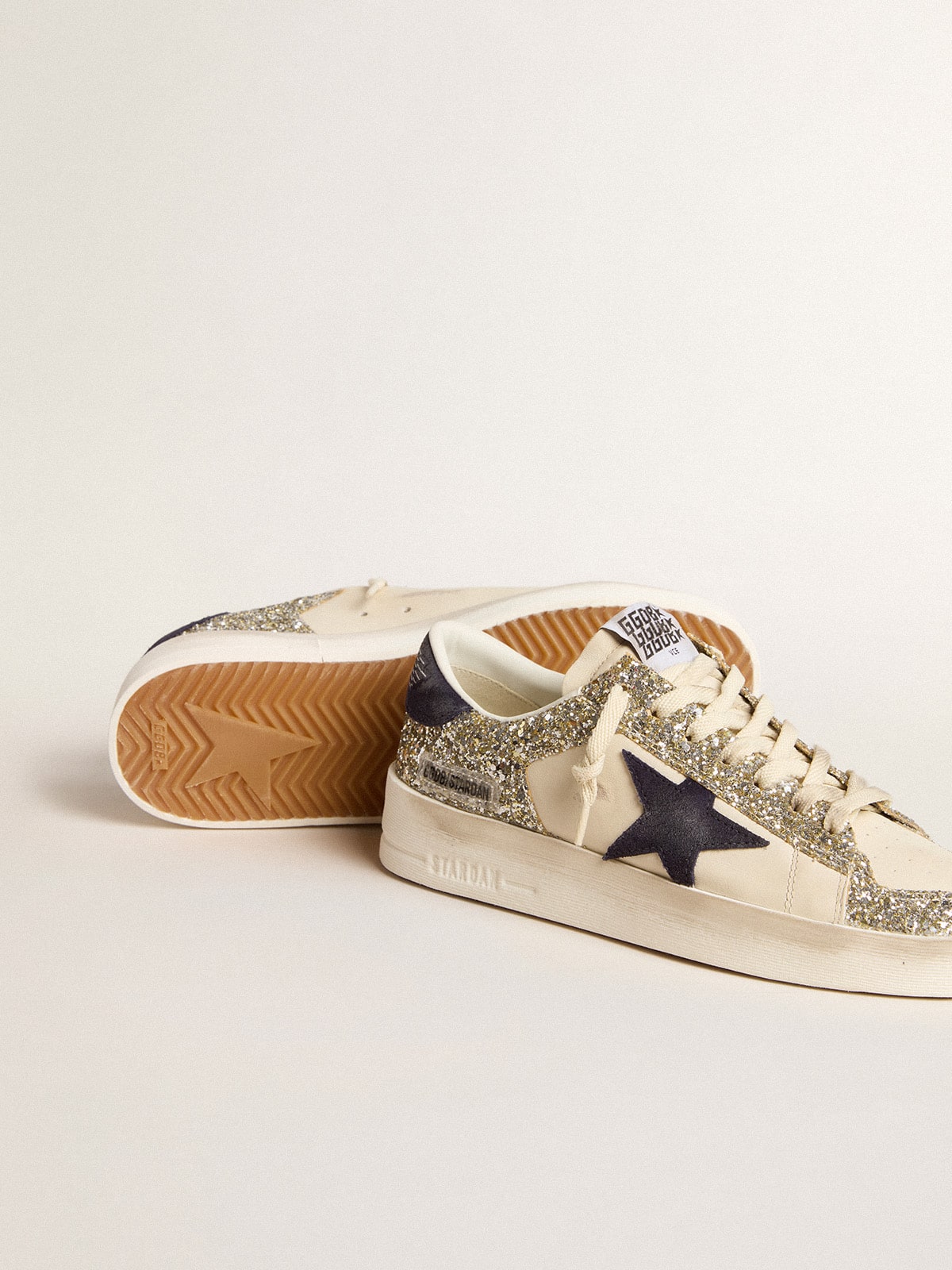 Golden Goose - Stardan Feminino de glitter platinado com estrela e talão de suede azul-escuro in 