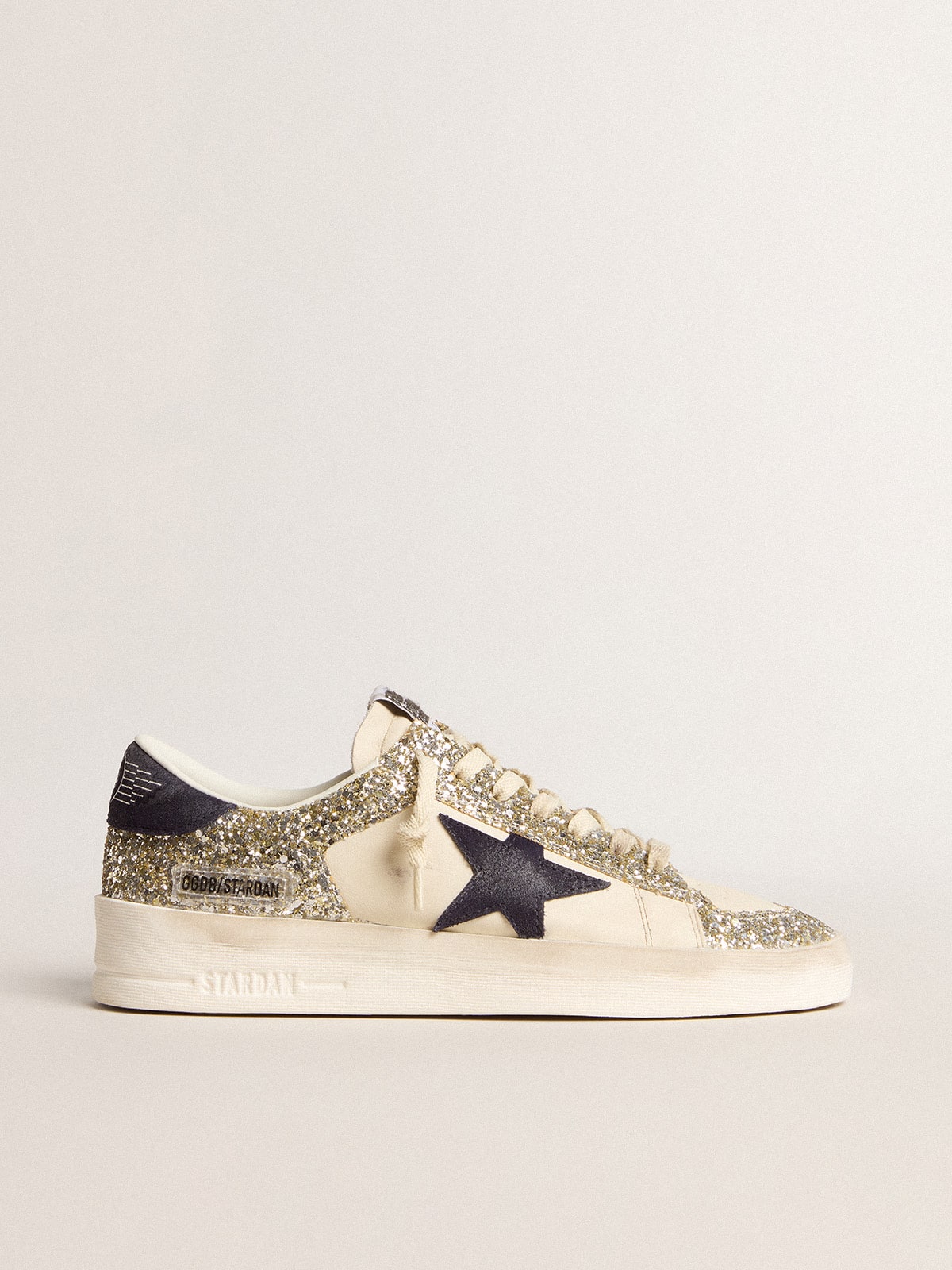 Golden Goose - Stardan Feminino de glitter platinado com estrela e talão de suede azul-escuro in 