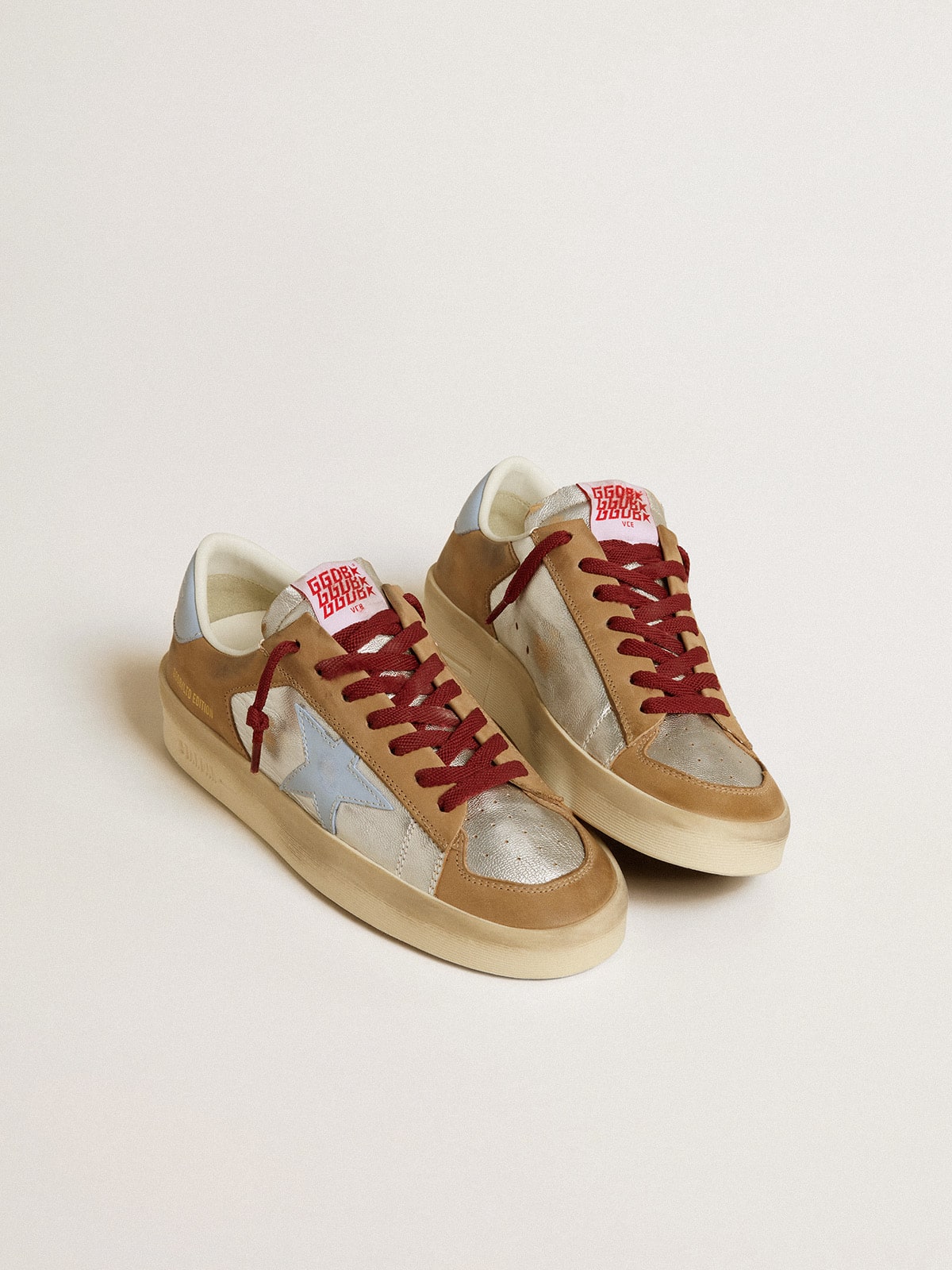 Golden Goose - Stardan Feminino LTD prateado com estrela de couro azul e inserções de nabuk in 