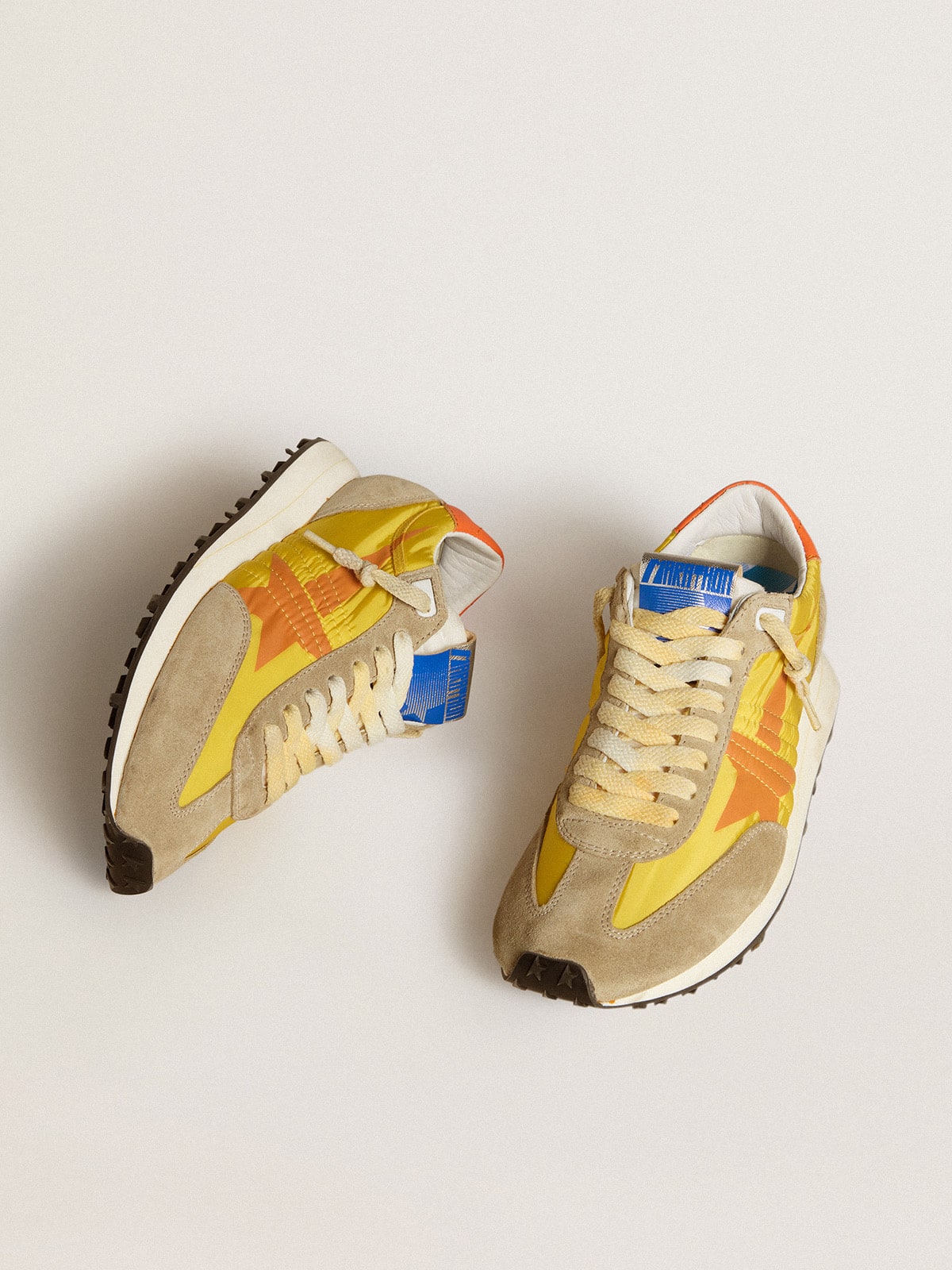 Golden Goose - Marathon Donna con tomaia in nylon di colore giallo e stella arancione in 