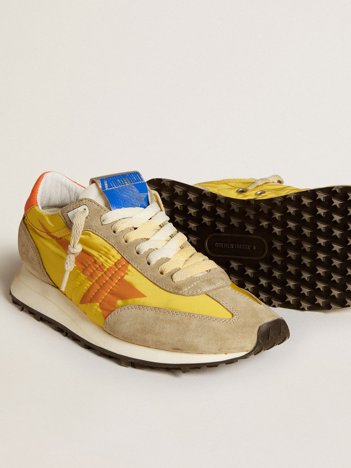 Golden Goose - Marathon Donna con tomaia in nylon di colore giallo e stella arancione in 