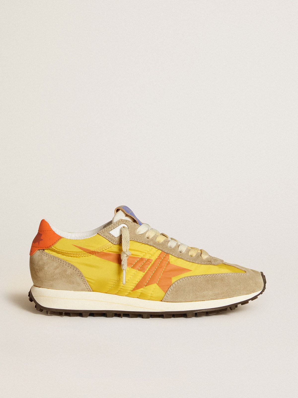 Golden Goose - Marathon Donna con tomaia in nylon di colore giallo e stella arancione in 