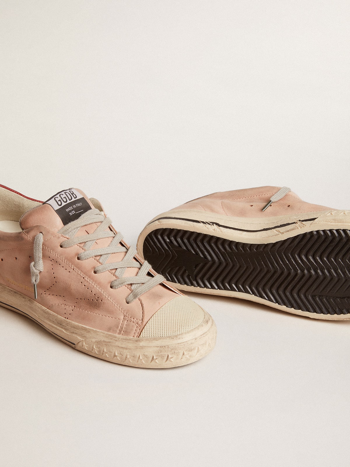 Golden Goose - Super-Star LTD in nabuk rosa con stella traforata e talloncino in pelle in 