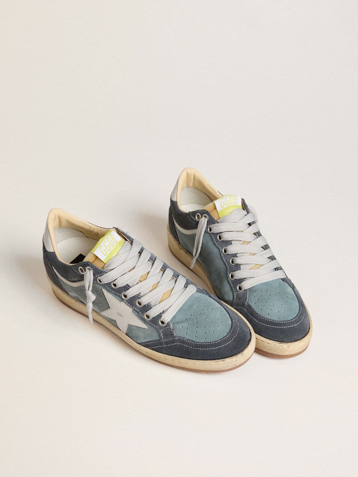 Golden Goose - Ball Star LTD Damen aus azurblauem Suede mit Stern und Ferse aus milchweißem Leder in 