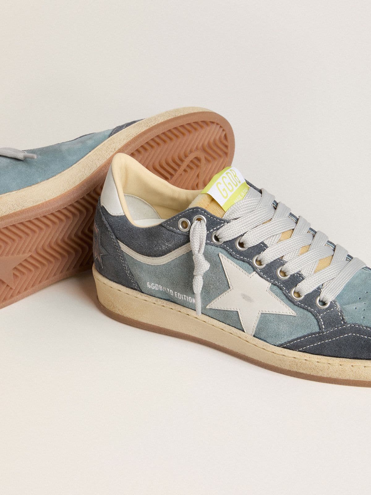 Golden Goose - Ball Star LTD Damen aus azurblauem Suede mit Stern und Ferse aus milchweißem Leder in 