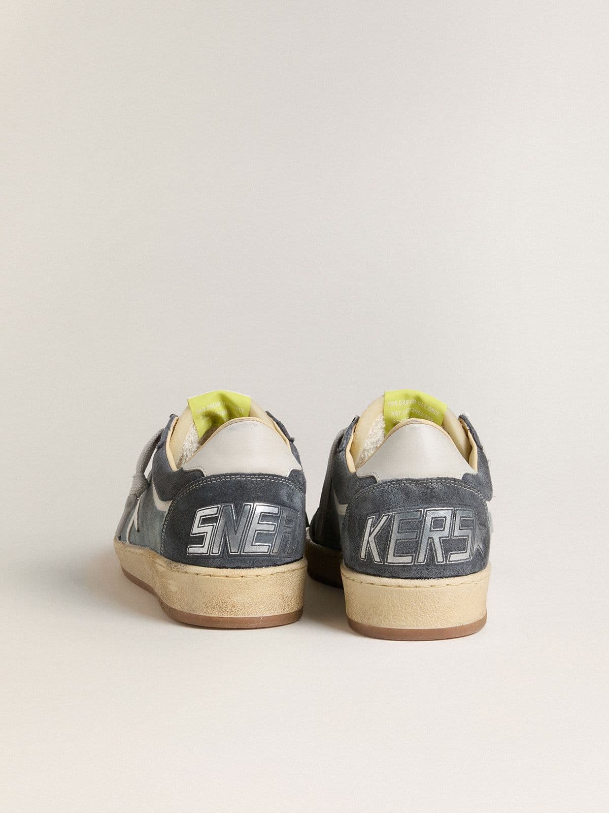 Golden Goose - Ball Star LTD Damen aus azurblauem Suede mit Stern und Ferse aus milchweißem Leder in 