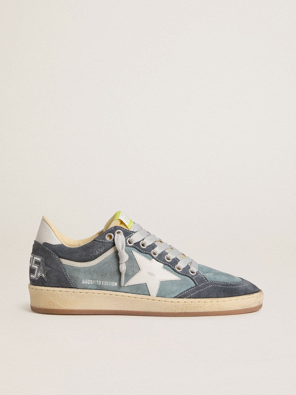 Golden Goose - Ball Star LTD Damen aus azurblauem Suede mit Stern und Ferse aus milchweißem Leder in 