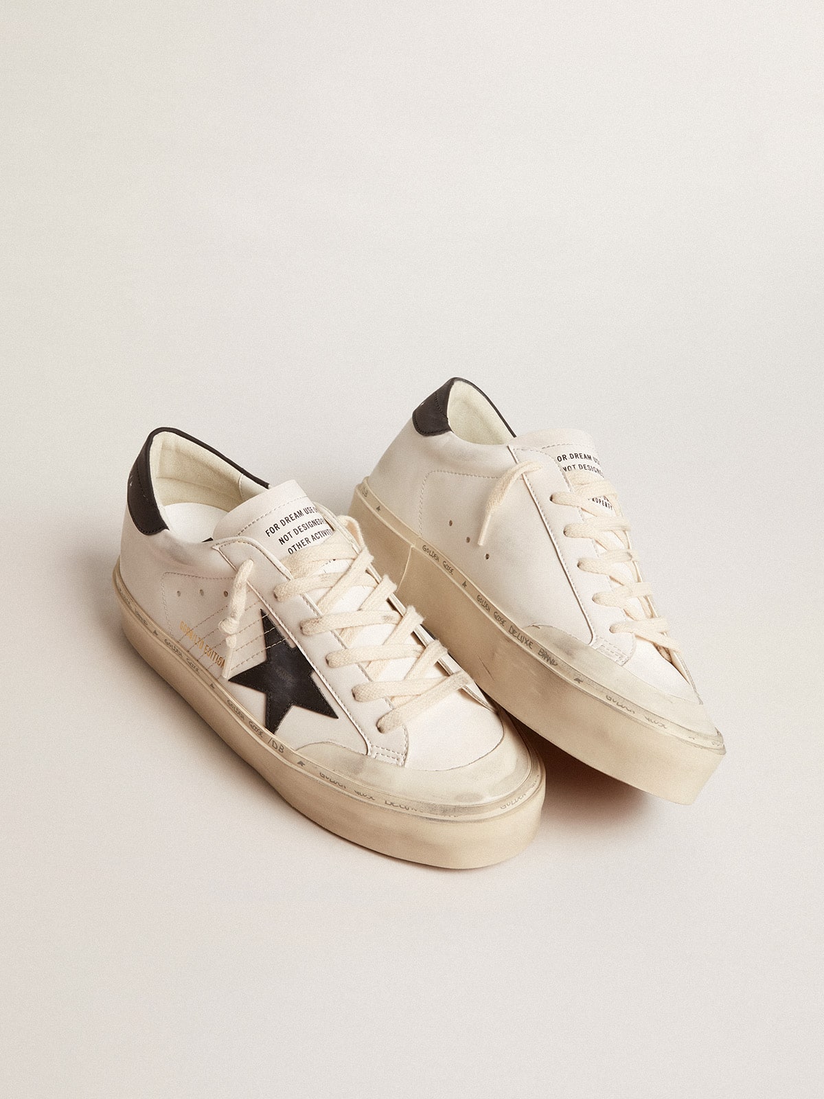 Golden Goose - Hi Star LTD de base vegetal branco com estrela e talão de base vegetal pretos in 