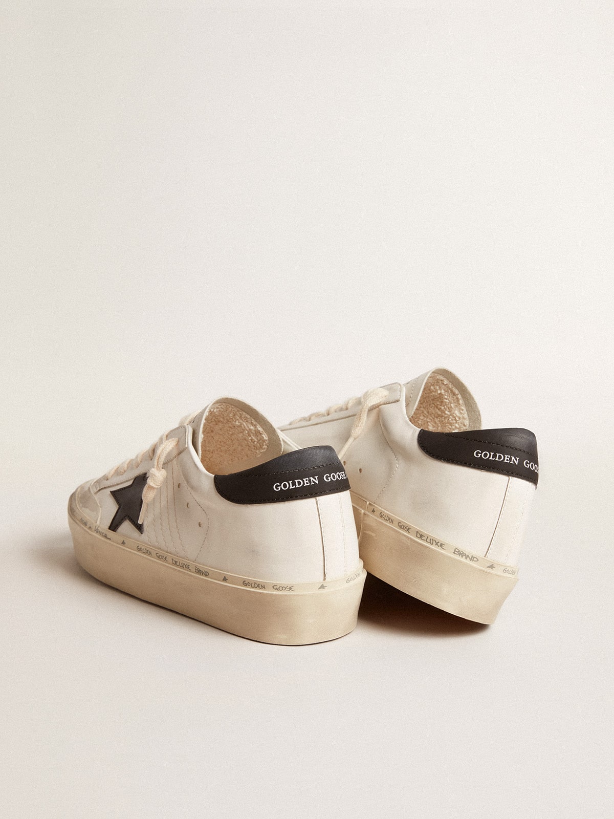 Golden Goose - Hi Star LTD de base vegetal branco com estrela e talão de base vegetal pretos in 