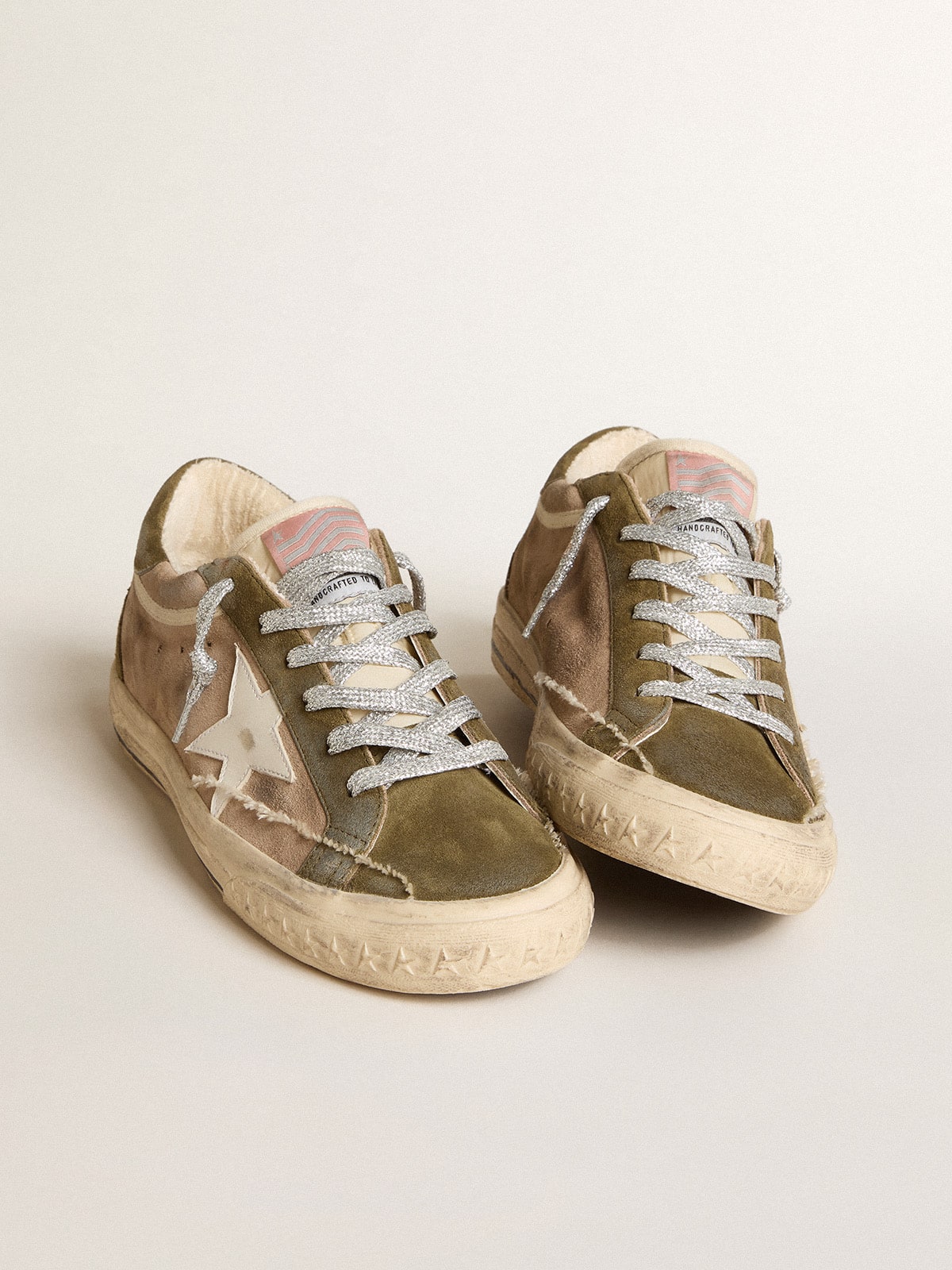 Super Star LTD en daim gris tourterelle avec etoile en cuir et contrefort en daim Golden Goose