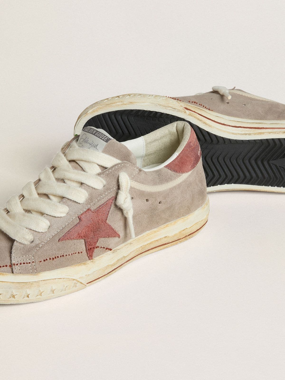 Golden Goose - Super-Star Donna LTD in suede grigio con stella e talloncino in suede cerato rosso in 