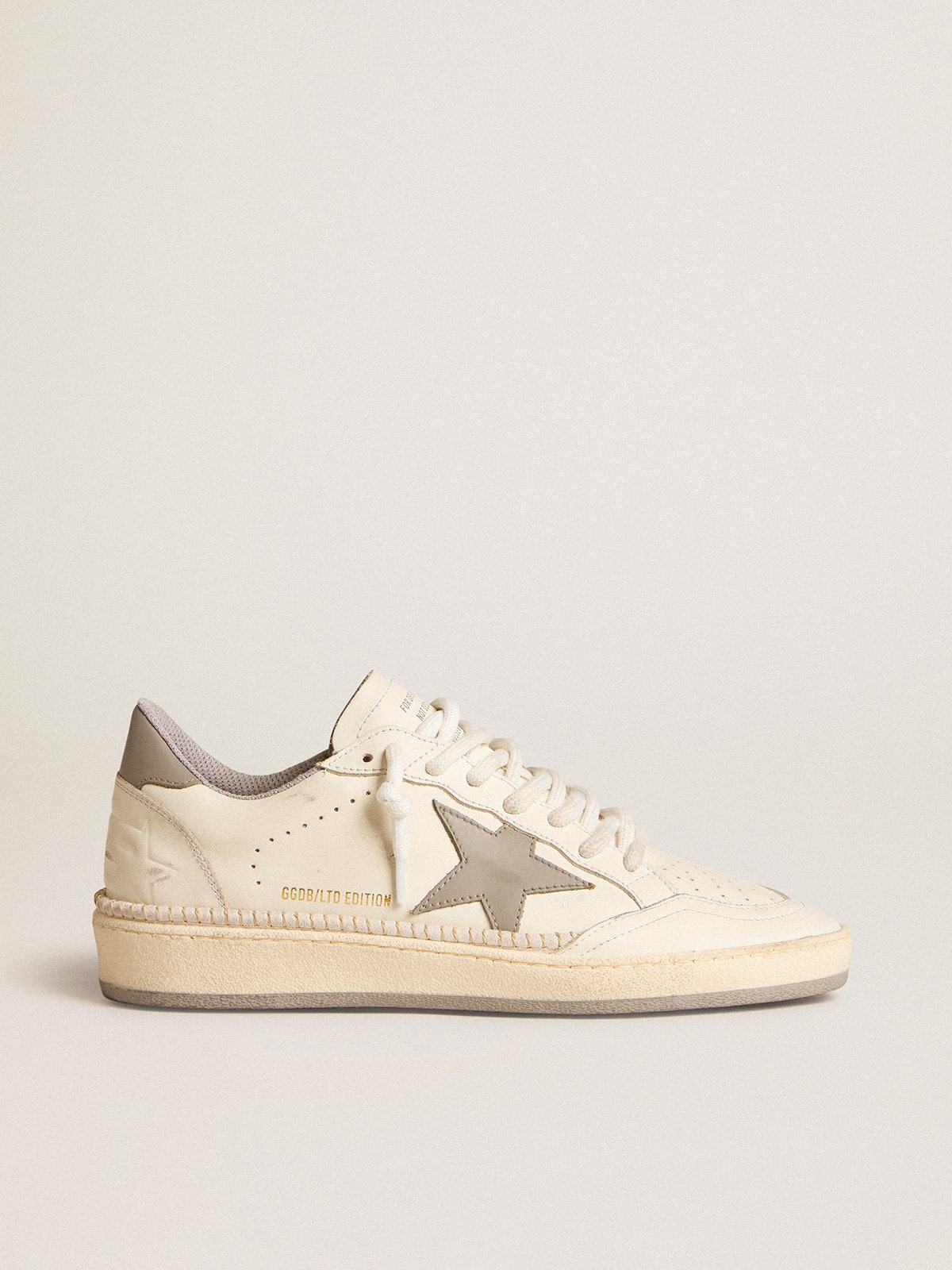 Golden Goose - Ball Star LTD con estrella y refuerzo del talón de piel gris y pespuntes in 