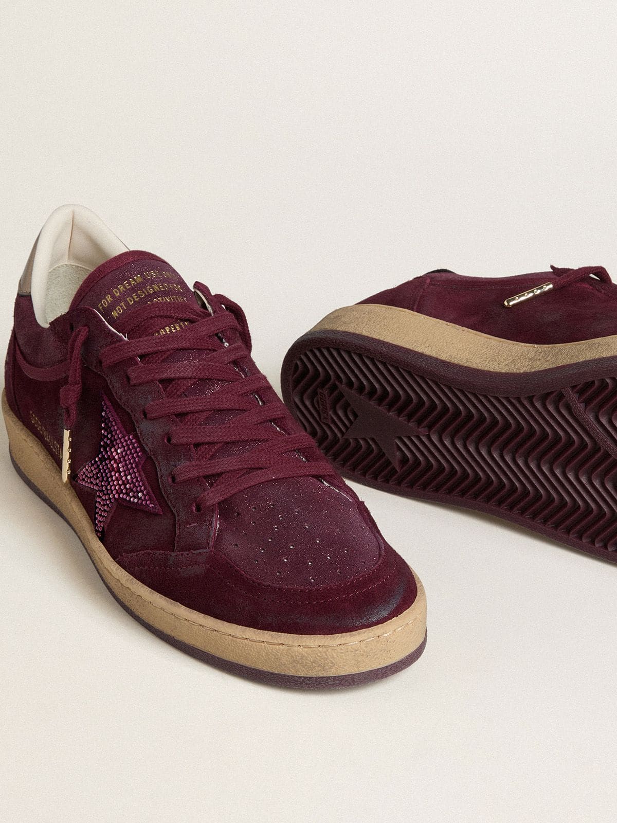 Golden Goose - Ball Star pour femme en cuir velours bordeaux avec étoile en cristaux et contrefort en cuir lamé in 