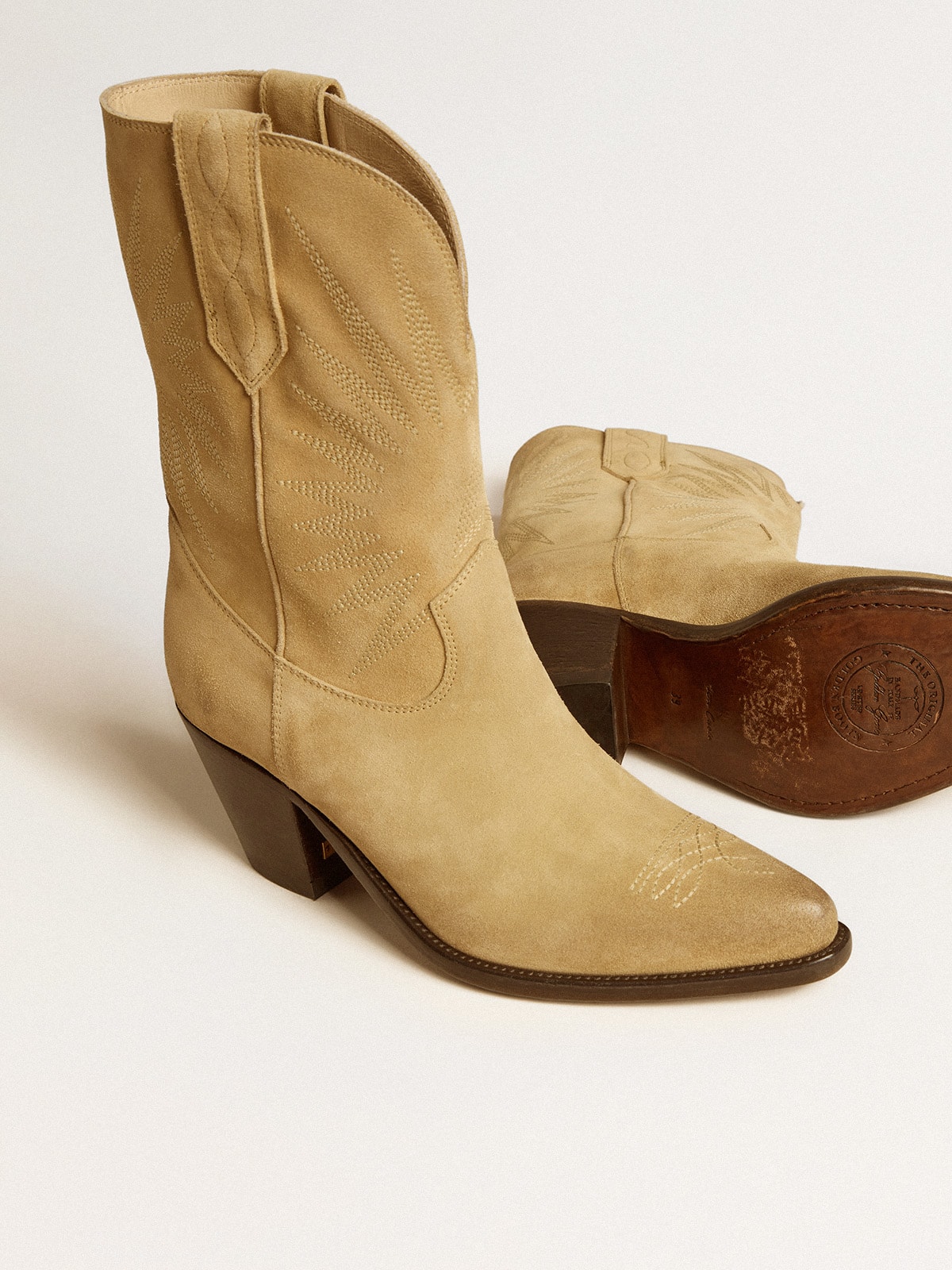 【GOLDEN 】Wish Star ローヒールブーツ Women's low Wish Star boots in black leather with silver star