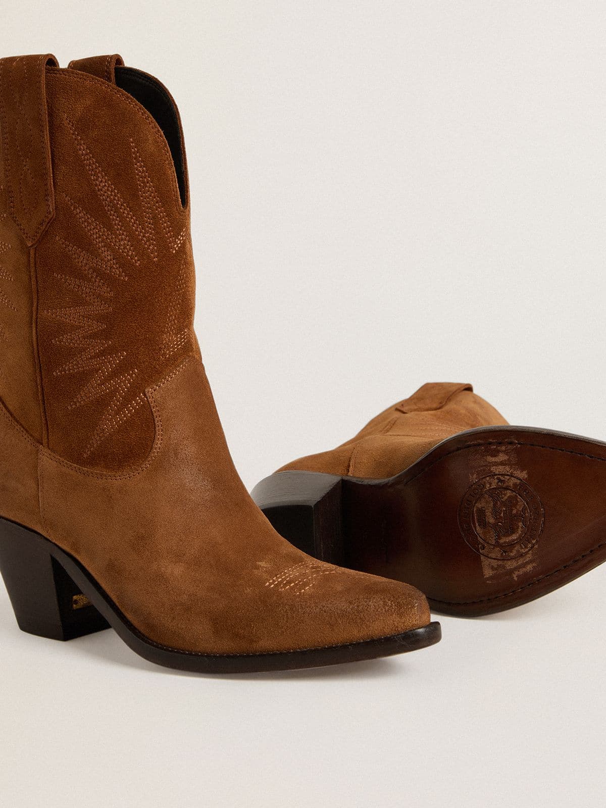 Golden Goose - Stivali Wish Star bassi in suede color cognac con stella ricamata ton sur ton in 