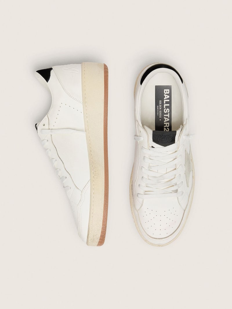 Golden Goose - Ball Star Damen mit eisgrauem Raulederstern und schwarzer Glanzlederferse in 