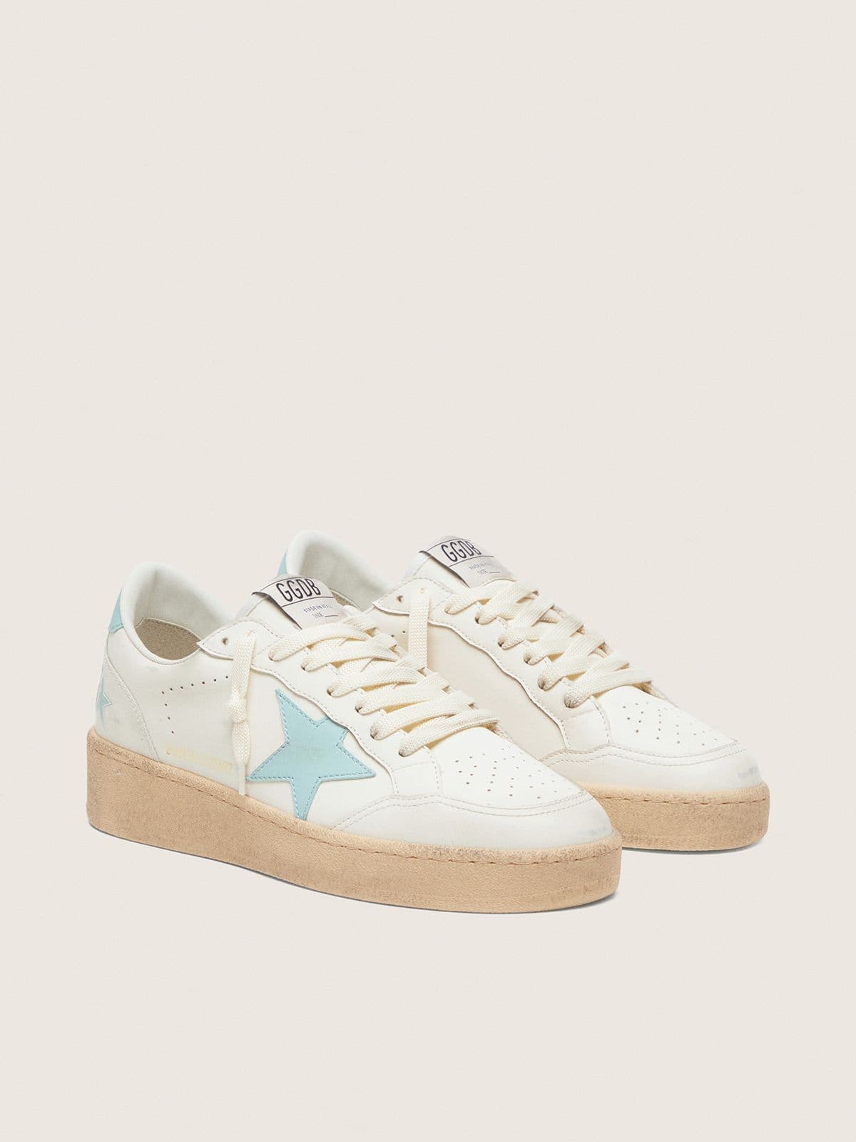 Golden Goose - Ball Star Damen aus wei&szlig;em Leder mit hellblauem Stern in 