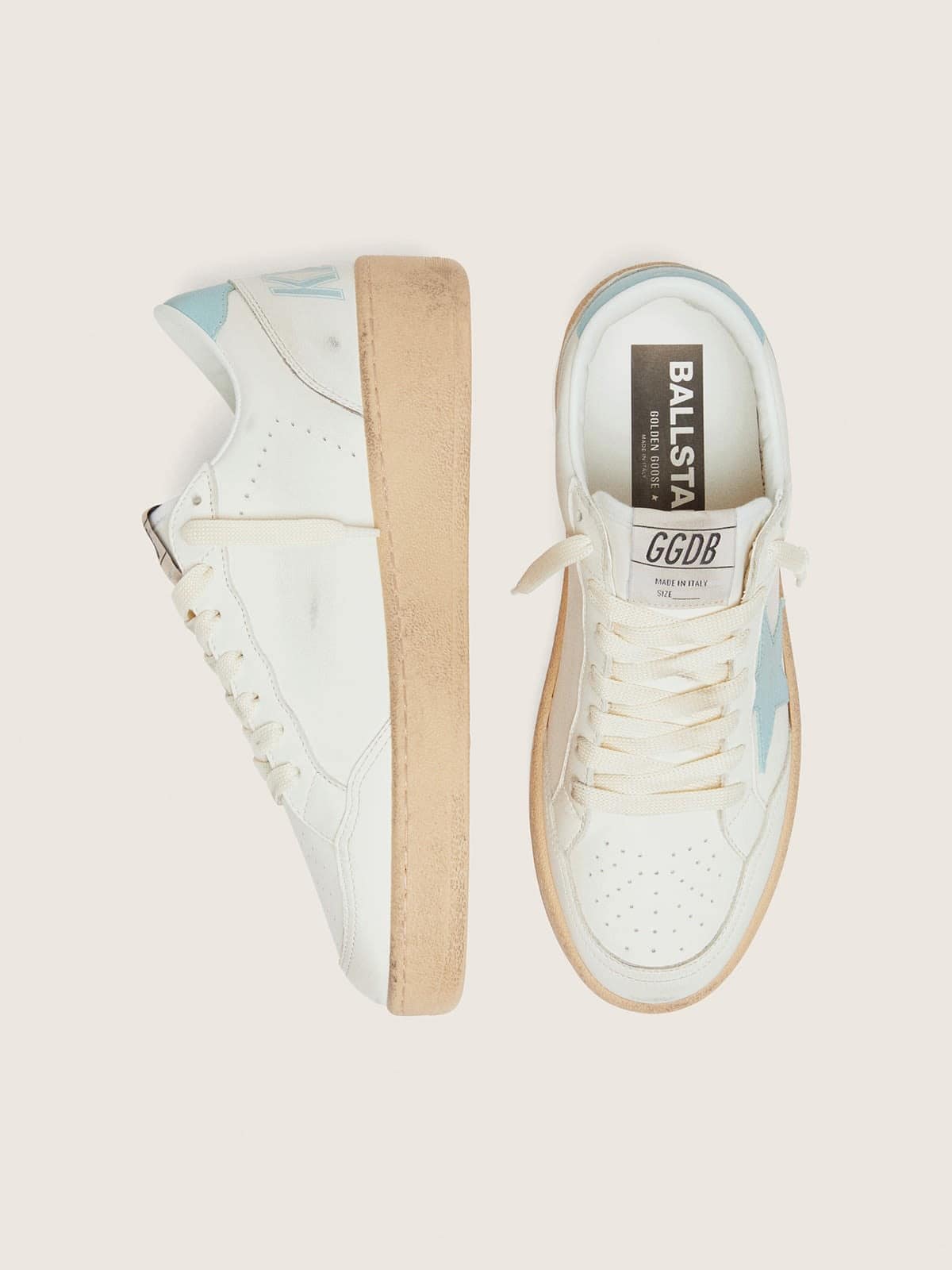 Golden Goose - Ball Star Damen aus wei&szlig;em Leder mit hellblauem Stern in 