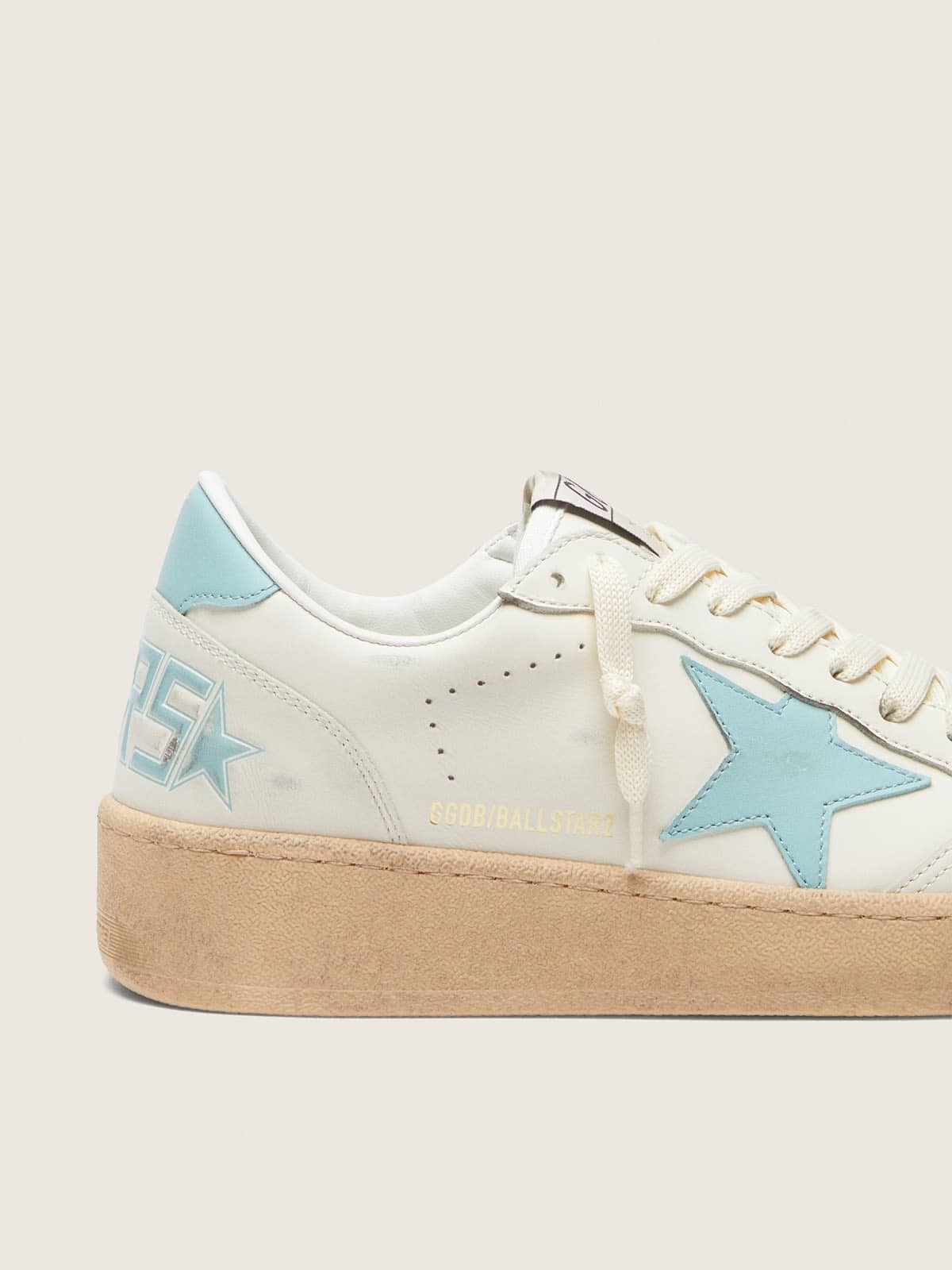 Golden Goose - Ball Star Damen aus wei&szlig;em Leder mit hellblauem Stern in 