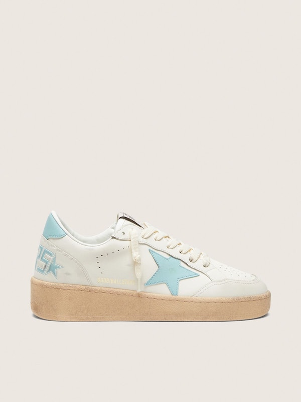 Golden Goose - Ball Star donna in pelle bianca con stella azzurro chiaro in 