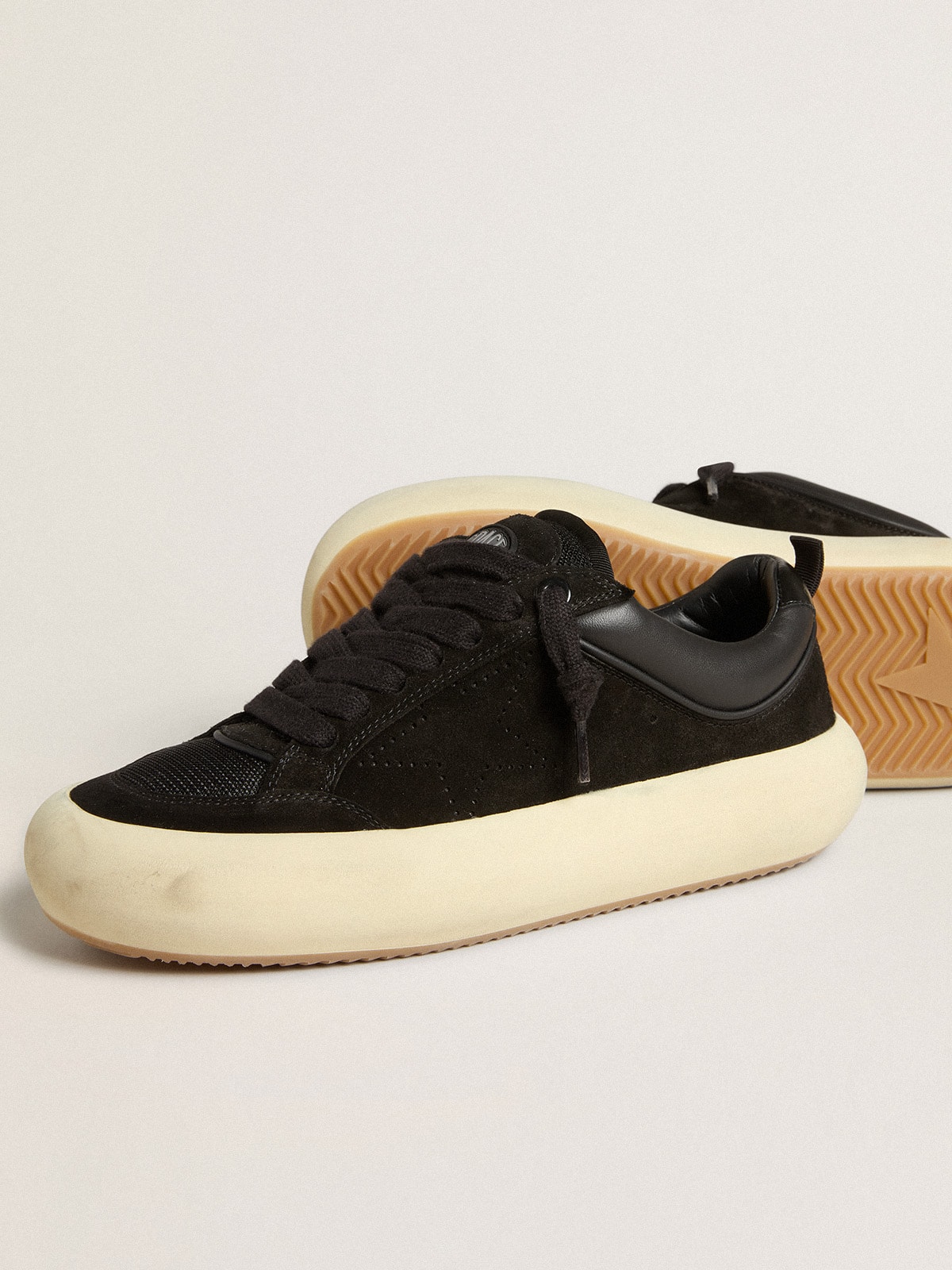 Golden Goose - Space-Star Cube Damen aus schwarzem Rauleder mit perforiertem Stern in 