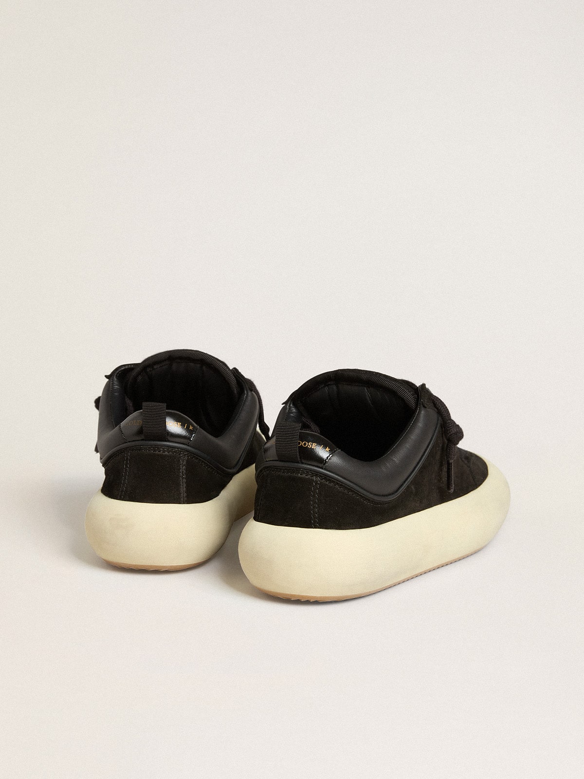 Golden Goose - Space-Star Cube Donna in suede nero con stella traforata in 