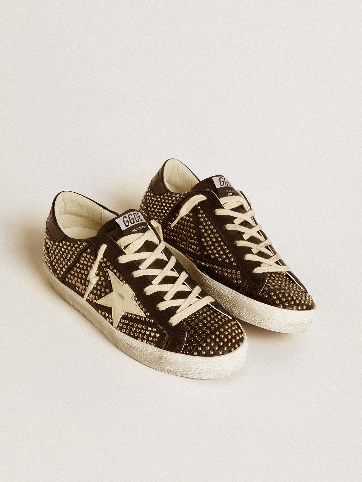 Golden Goose - Super-Star de mujer de napa negra con tachas y estrella de piel blanca in 