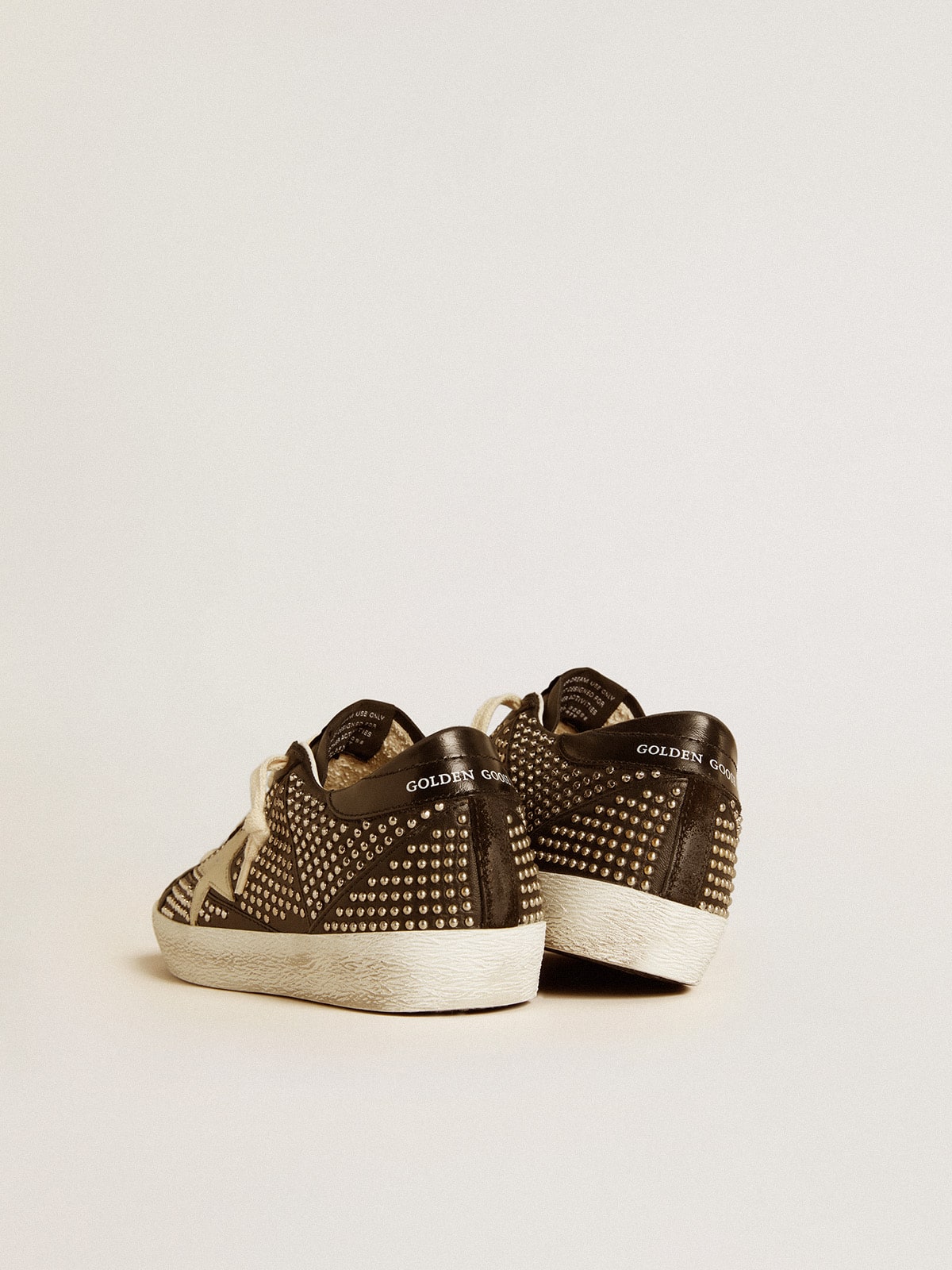 Golden Goose - Super-Star de mujer de napa negra con tachas y estrella de piel blanca in 